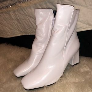 Neve Worn White booties